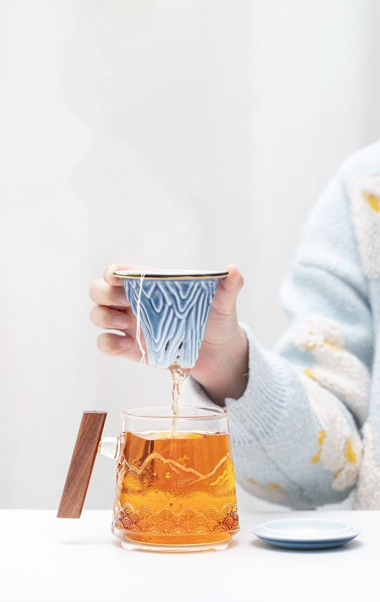 Teetasse aus Glas und Keramik
